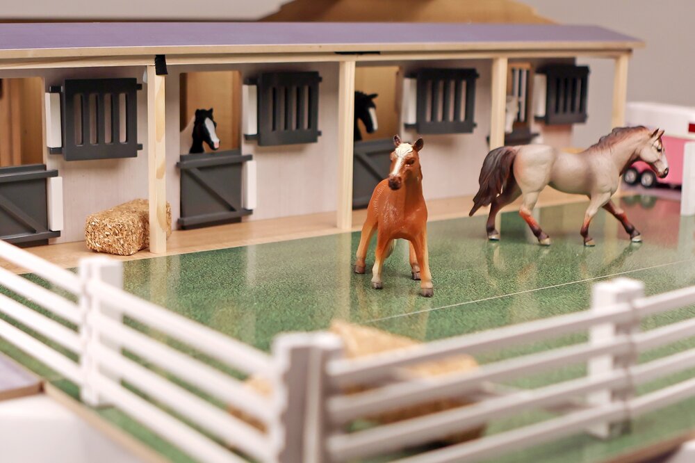 Kids Globe paardenstal met 7 boxen en weiland 1:24