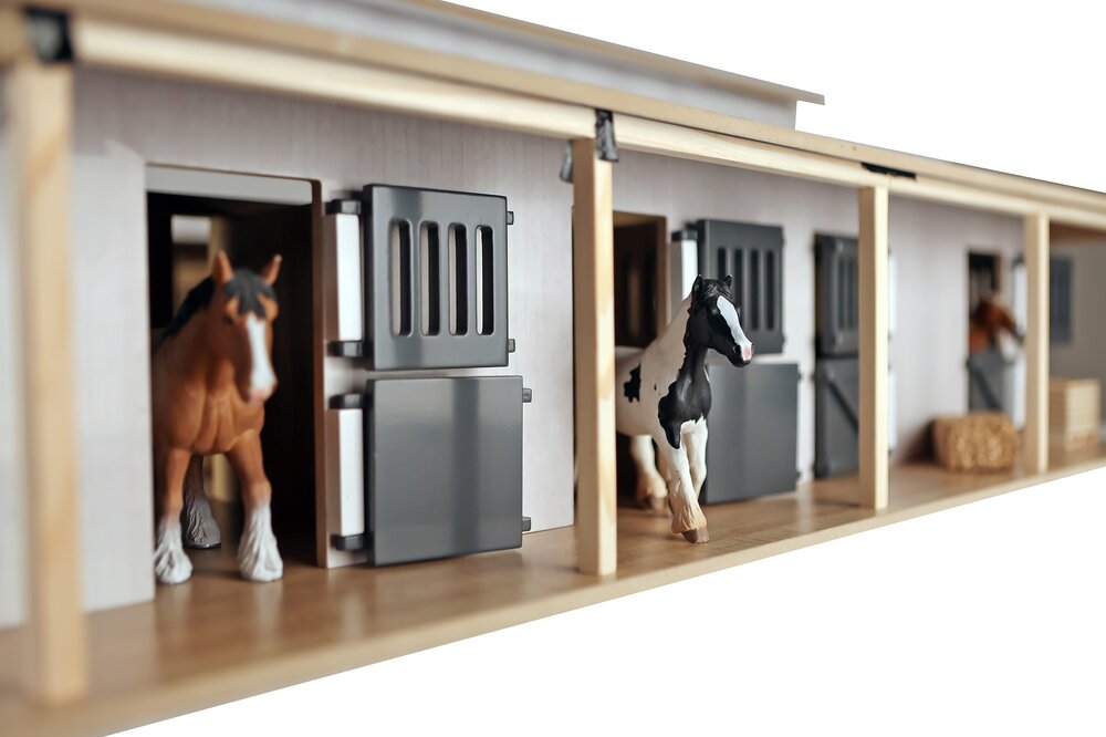 Kids Globe paardenstal met 7 boxen en weiland 1:24