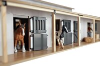Kids Globe paardenstal met 7 boxen en weiland 1:24