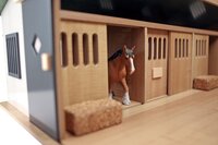 Kids Globe paardenstal met 7 boxen en weiland 1:24